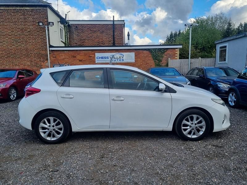 Used Toyota Auris Multidrive S 132 HP (97 kW) 2013 White Hatchback
