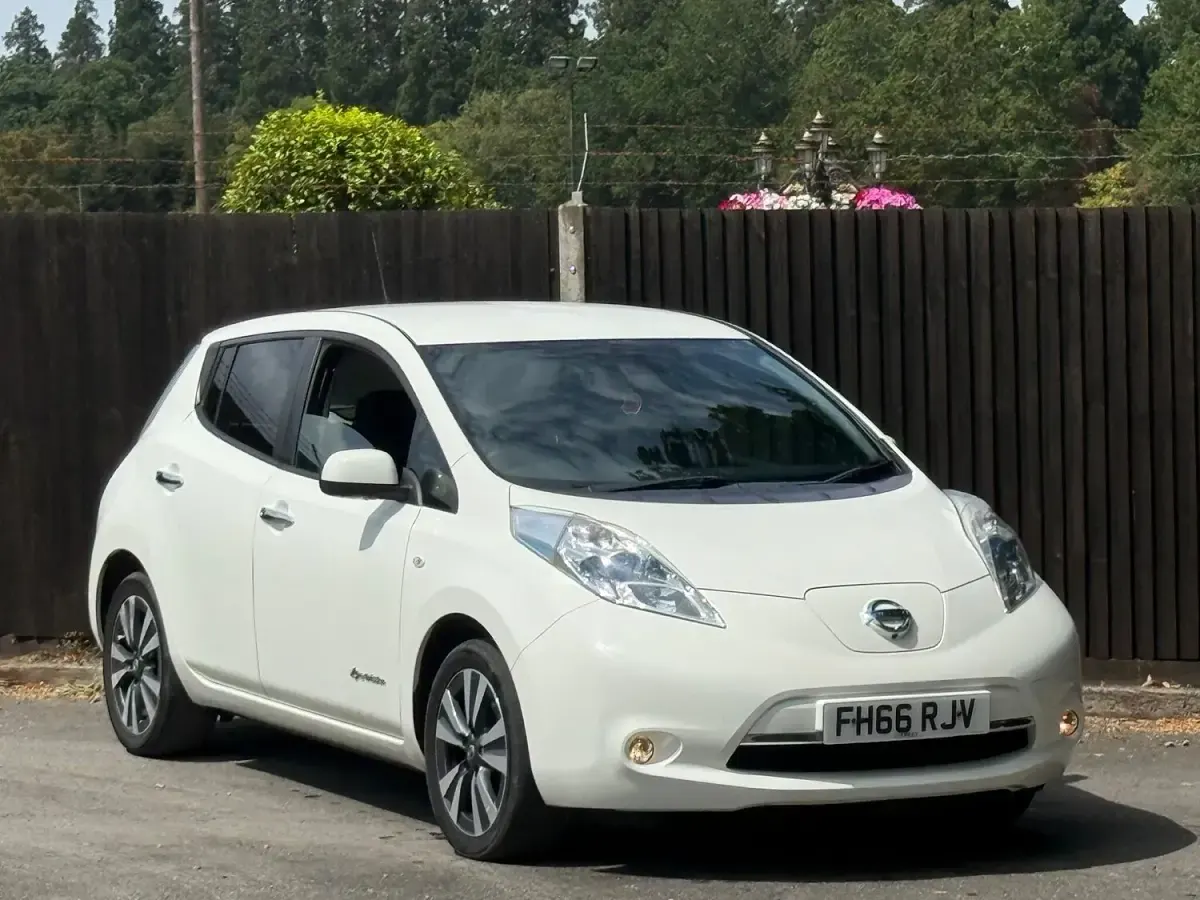 Used Nissan Leaf Tekna 80 kW (109 HP) 2017 White Hatchback