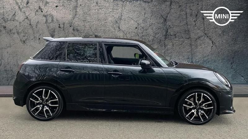 Begagnad Mini Cooper Hatch 113 kW (154 HK) 2026 Grå Halvkombi