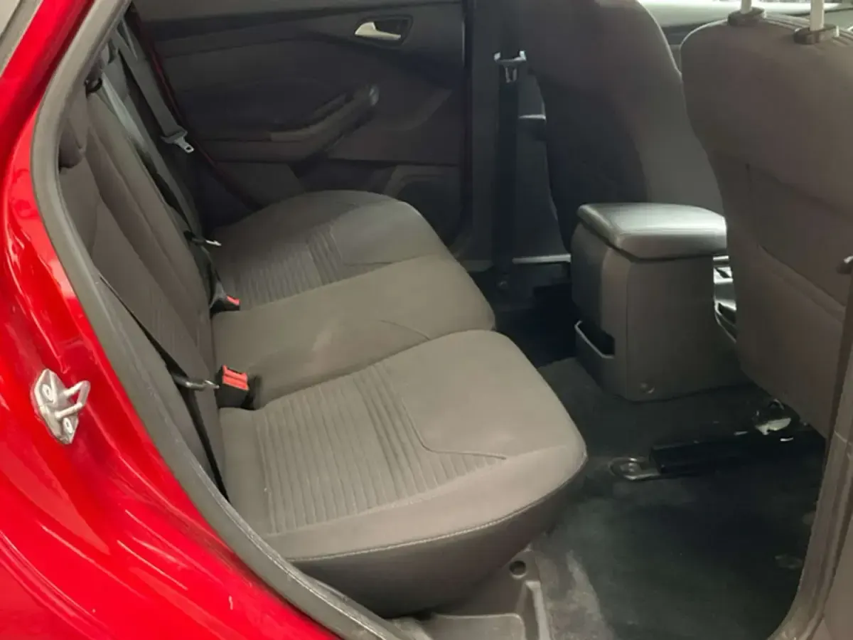Used Ford Focus Titanium 120 HP (88 kW) 2016 Red Hatchback