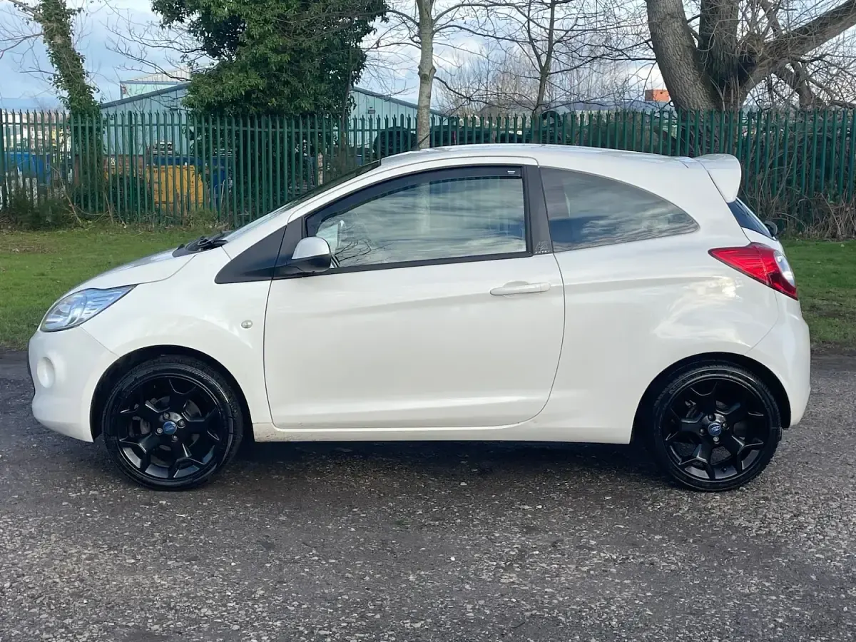 Used Ford Ka Zetec 69 HP (50 kW) 2015 White Hatchback
