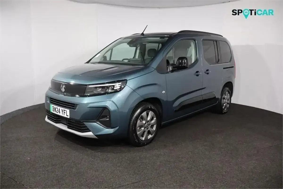Begagnad Vauxhall Combo Ultimate 100 kW (136 HK) 2024 Blå Minibuss