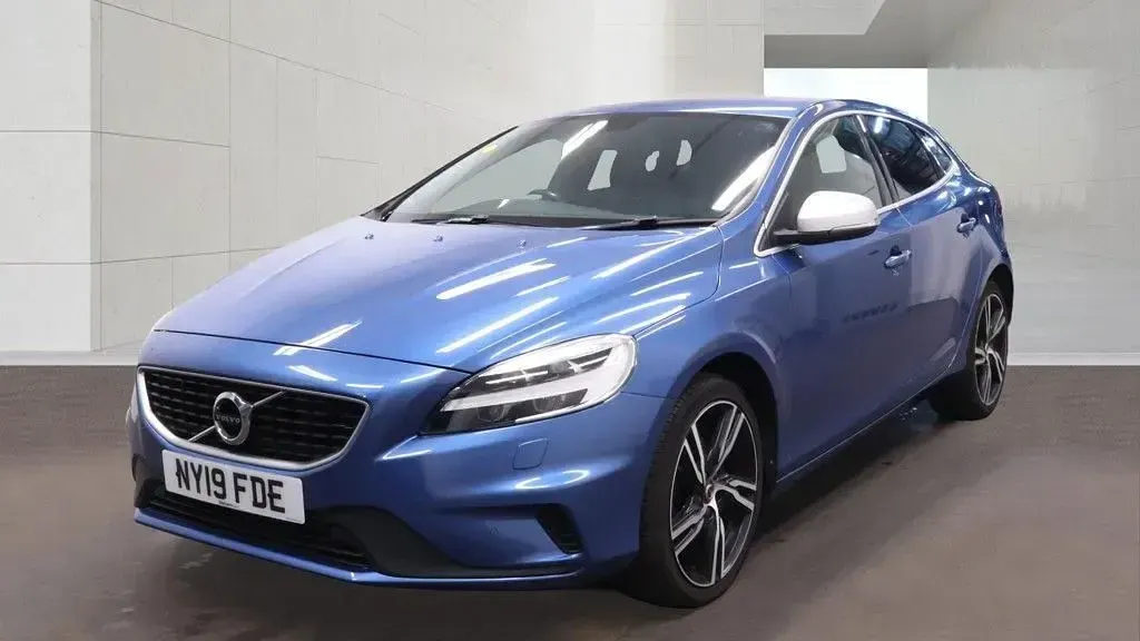 Used Volvo V40 R-Design 122 HP (89 kW) 2019 Blue Hatchback