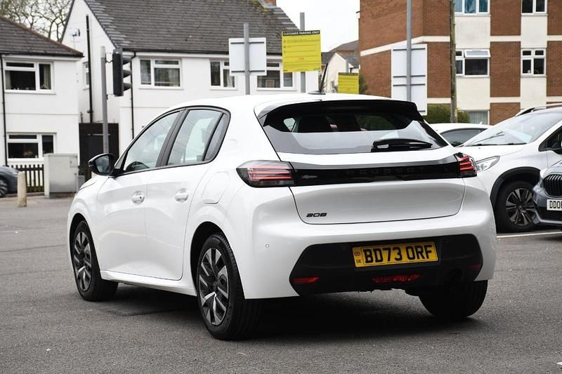 Used Peugeot 208 Active 74 HP (54 kW) 2023 White Hatchback