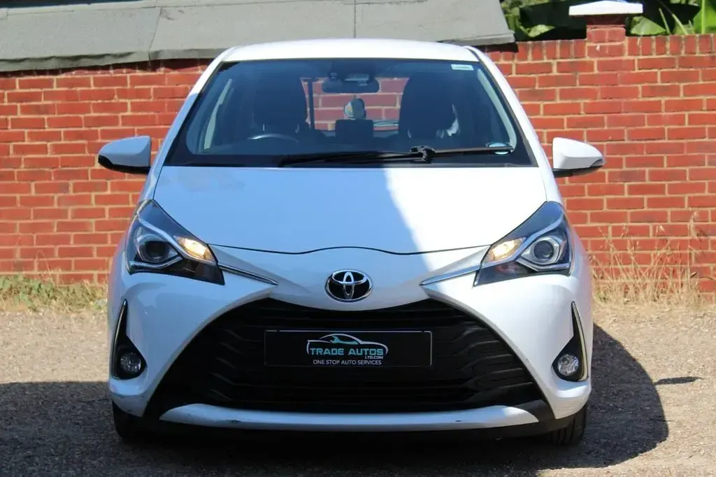 Used Toyota Yaris 111 HP (81 kW) 2019 White Hatchback