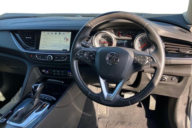 Second-hand Vauxhall Insignia Sport 165 CP (121 kW) 2018 Argintiu Hatchback