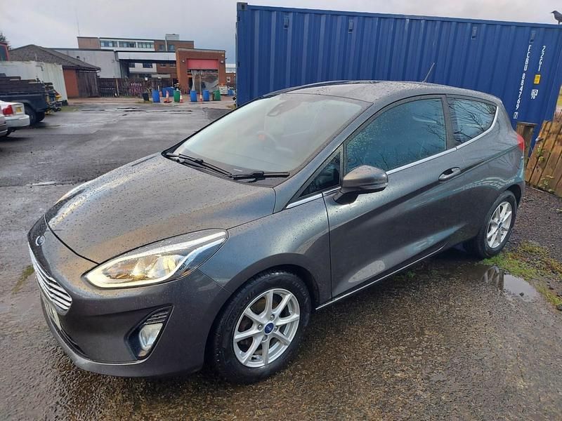 Used Ford Fiesta Zetec 100 HP (73 kW) 2018 Grey Hatchback