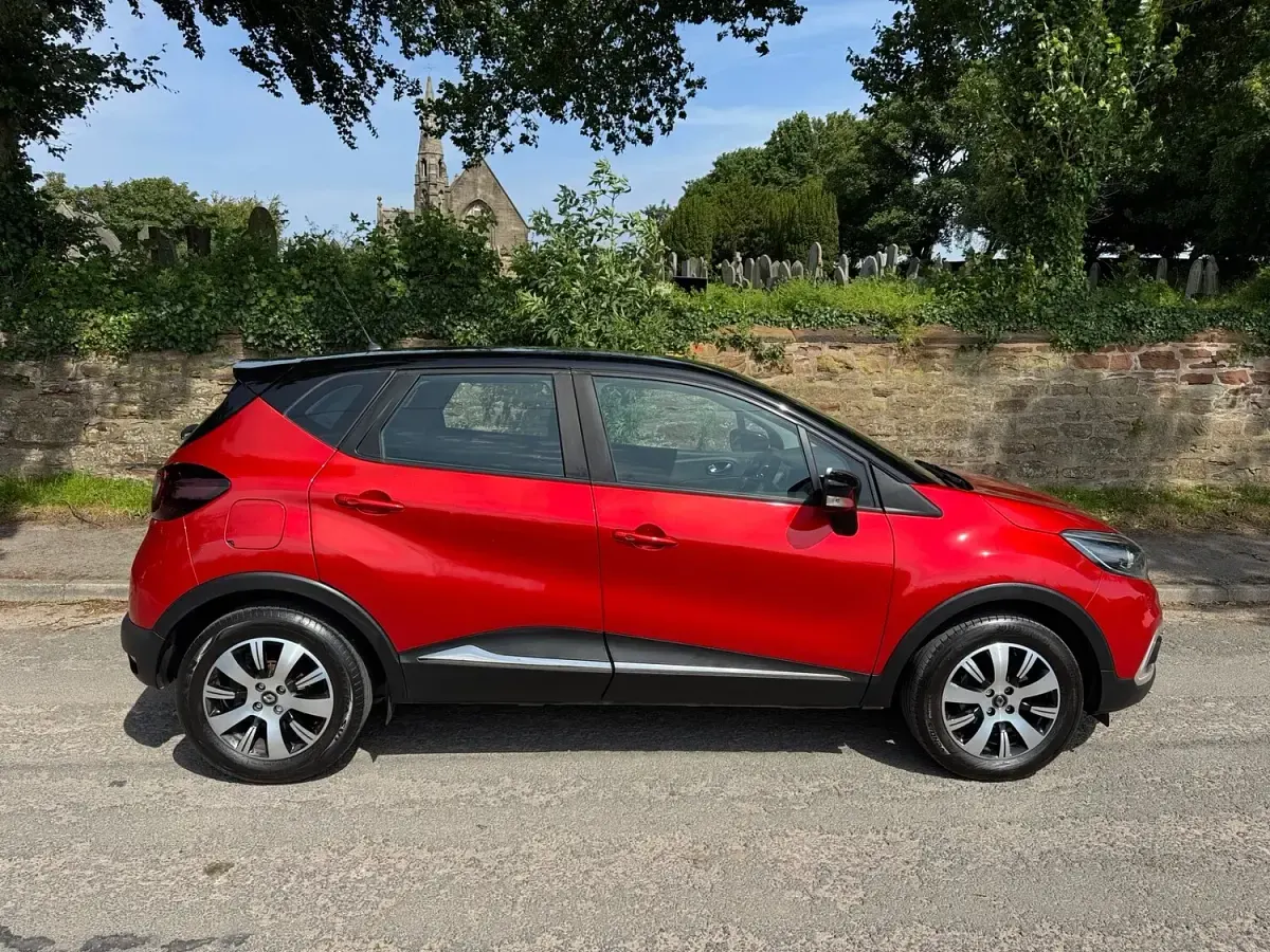 Used Renault Captur Play 90 HP (66 kW) 2018 Red SUV