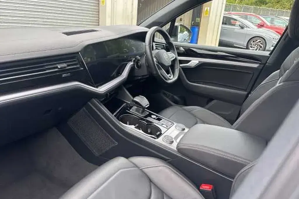 Käytetty VW Touareg 286 HP (210 kW) 2023 Katumaasturi