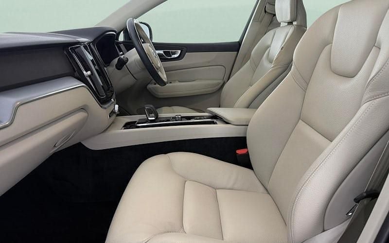 Used Volvo XC60 Momentum 250 HP (183 kW) 2021 SUV