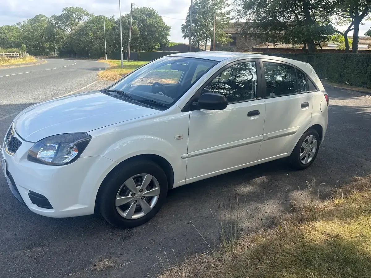 Used Kia Rio 95 HP (69 kW) 2010 White Hatchback