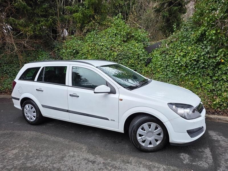 Used Vauxhall Astra 80 HP (58 kW) 2005 White Estate