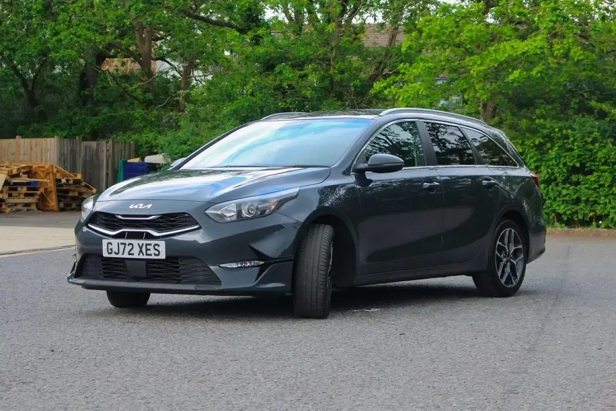 Usado Kia Ceed 2022 Gris Utilitario