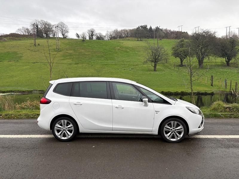 Used Vauxhall Zafira SRi 170 HP (125 kW) 2015 White MPV