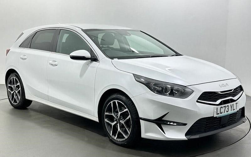 Używany Kia Ceed 160 KM (117 kW) 2023 Biały Hatchback