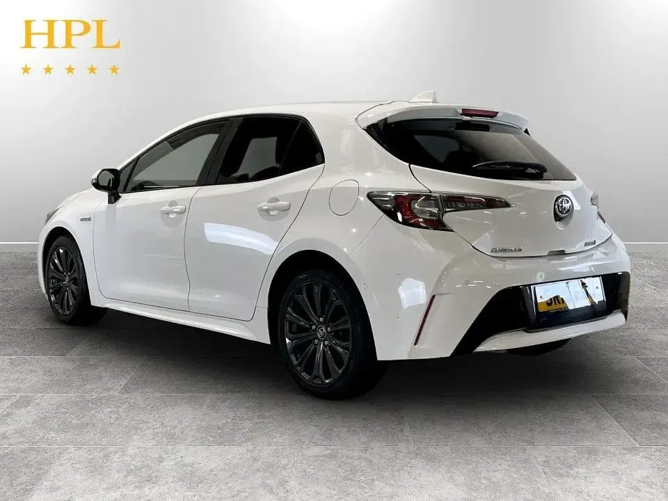 Używany Toyota Corolla Design 122 KM (89 kW) 2019 Biały Hatchback