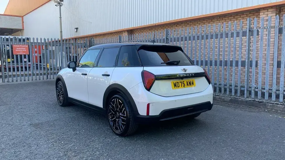 Begagnad Mini Cooper Hatch 113 kW (154 HK) 2025 Vit Halvkombi
