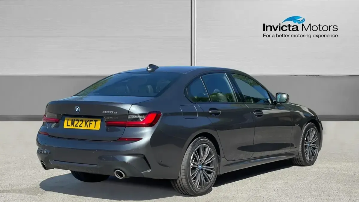Usado BMW 330e M Sport 292 HP (214 kW) 2022 Cinzento Sedan