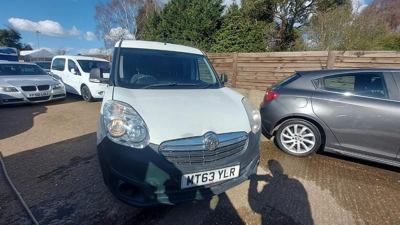 White Used 2013 Vauxhall Combo MPV | £3,290 (Fair price) - Image 1/4