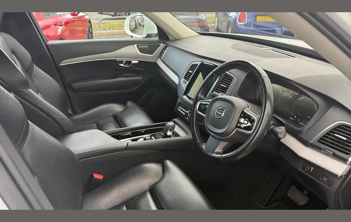 Used Volvo XC90 Momentum 232 HP (170 kW) 2021 White SUV
