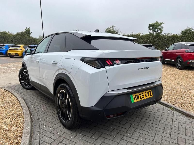 Used Peugeot e-3008 Allure 152 kW (207 HP) 2025 White SUV