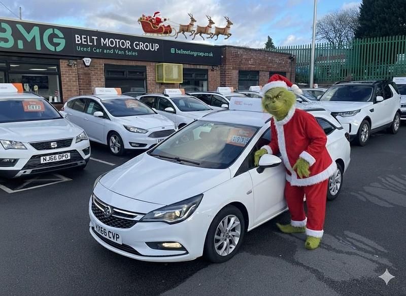 White Used 2019 Vauxhall Astra Design Edition Estate | £3,950 (Fair price) - Image 1/4