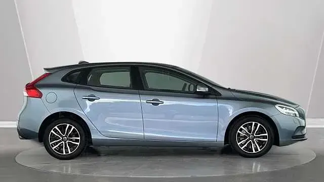 Used Volvo V40 Momentum 150 HP (110 kW) 2018 Hatchback