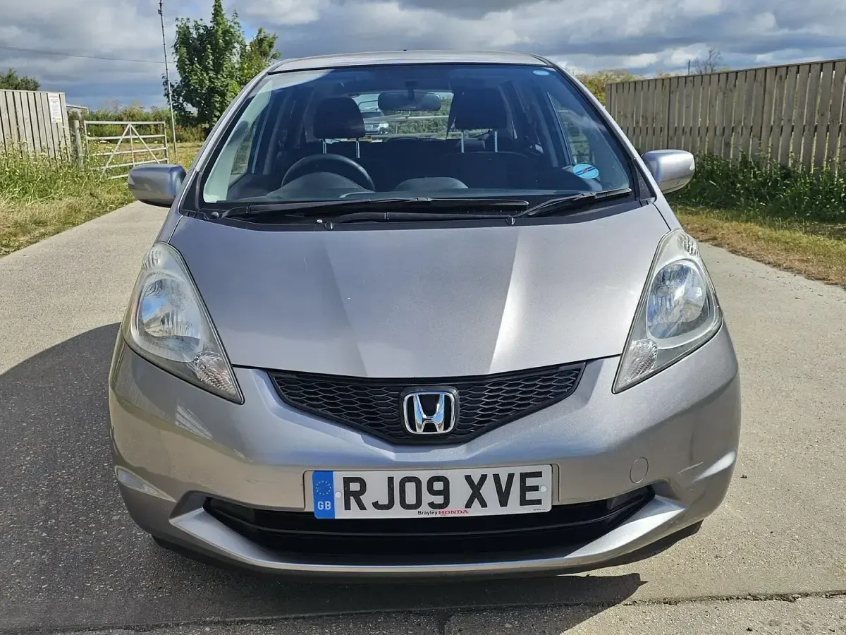 Used Honda Jazz ES 100 HP (73 kW) 2009 Silver Hatchback
