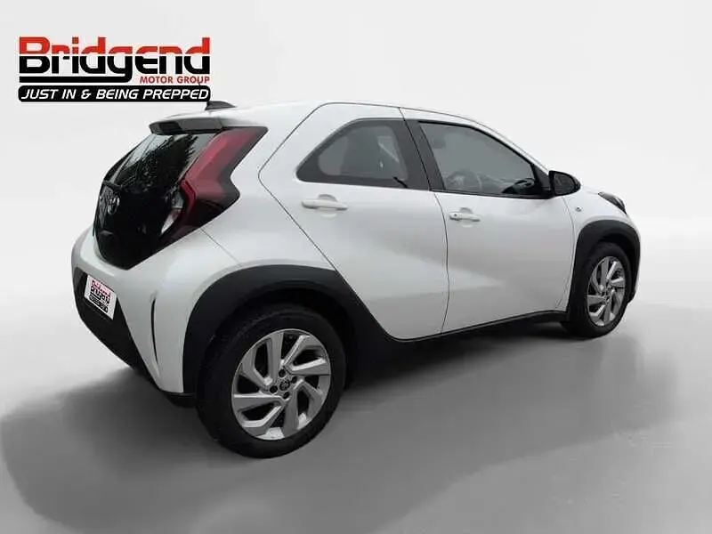 Used Toyota Aygo X PURE 72 HP (52 kW) 2024 White SUV