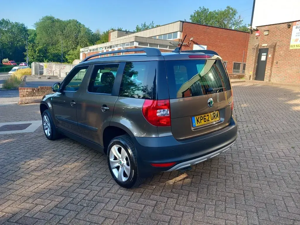 Used Skoda Yeti GreenLine 105 HP (77 kW) 2012 Brown SUV