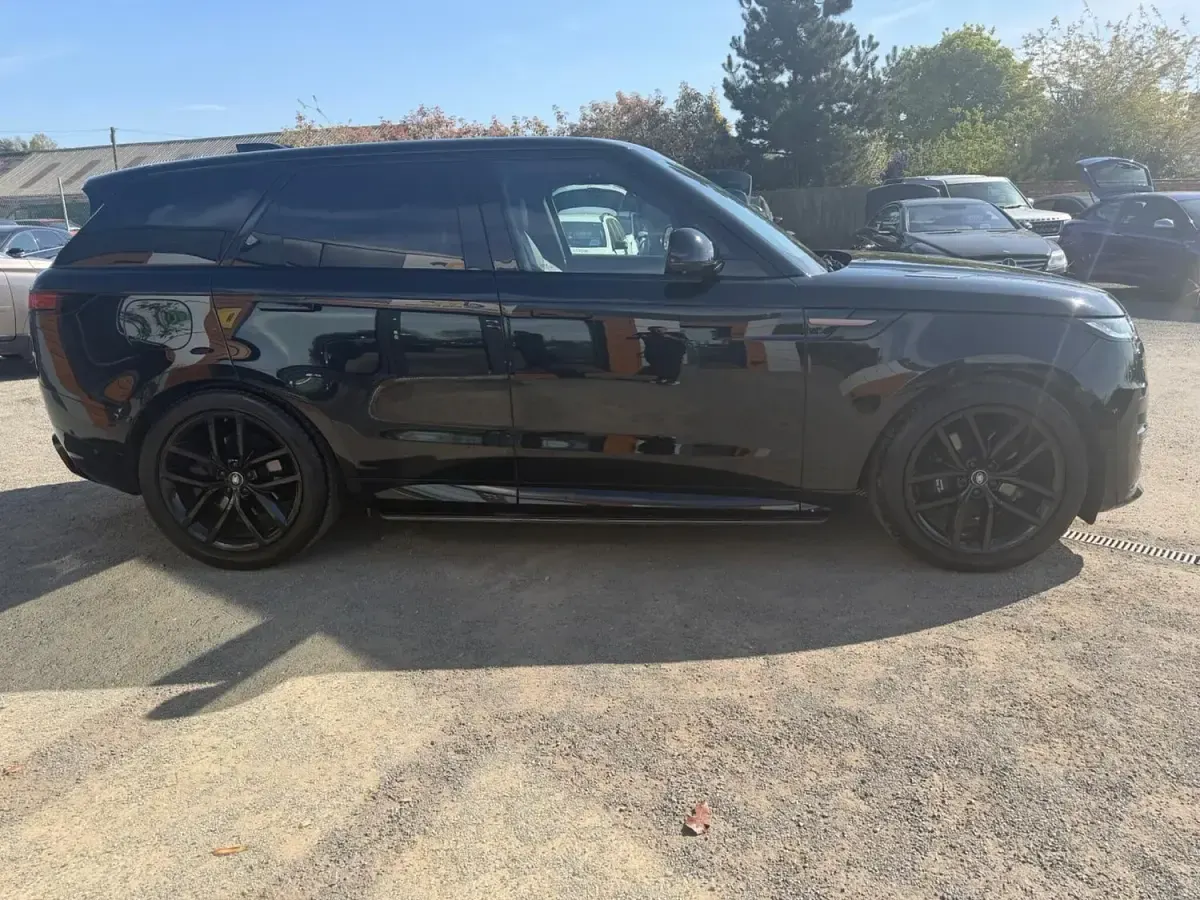 Second-hand Land Rover Range Rover Sport SE Dynamic 300 CP (220 kW) 2024 Negru SUV