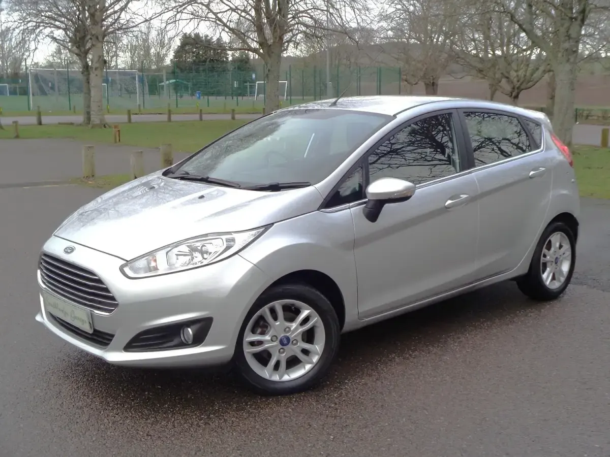 Używany Ford Fiesta Zetec 82 KM (60 kW) 2014 Srebrny Hatchback
