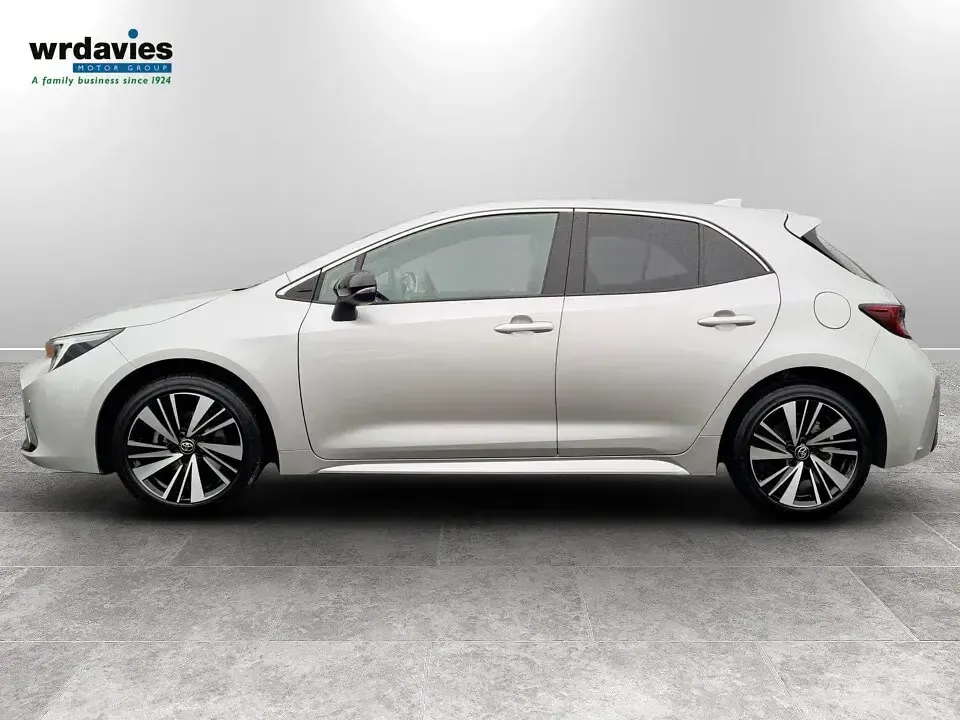 Used Toyota Corolla Design 140 HP (102 kW) 2025 Silver Hatchback