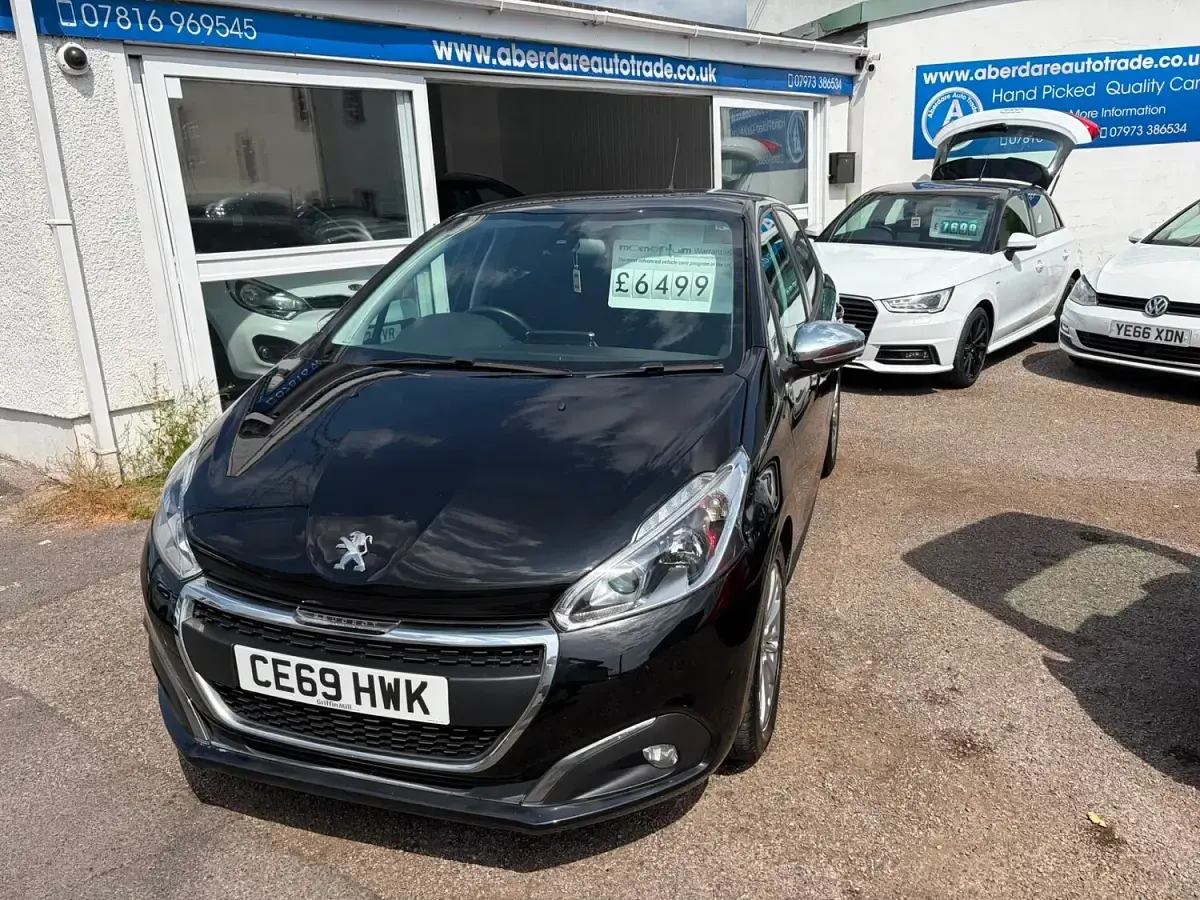 Used Peugeot 208 Signature Sky 82 HP (60 kW) 2019 Black Hatchback