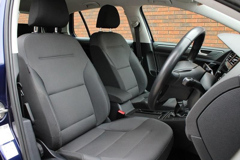 Used VW Golf VII SE 115 HP (84 kW) 2018 Blue Hatchback