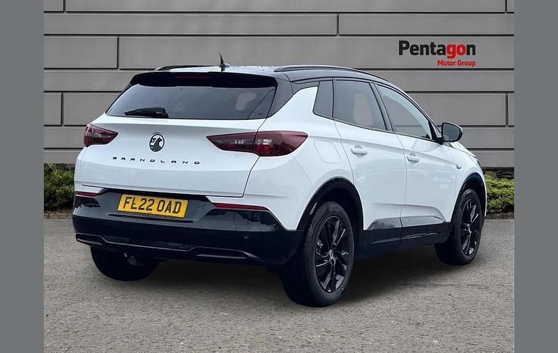 Used Vauxhall Grandland X SRi 128 HP (94 kW) 2022 White SUV