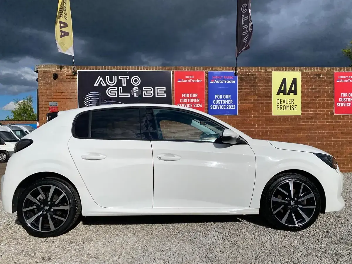 Used Peugeot 208 Allure Premium 100 HP (73 kW) 2020 White Hatchback