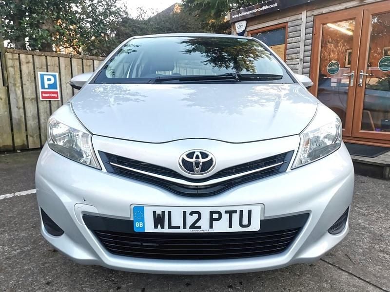 Used Toyota Yaris 90 HP (66 kW) 2012 Silver Hatchback