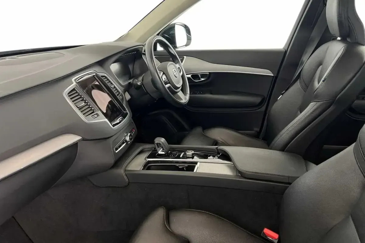 Used Volvo XC90 Momentum 250 HP (183 kW) 2022 Onyx black SUV