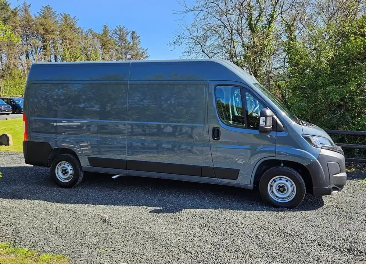 Second-hand Peugeot Boxer 138 CP (101 kW) 2025 Gri Van