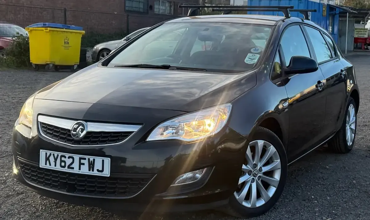 Begagnad Vauxhall Astra Active 2012 Svart Halvkombi