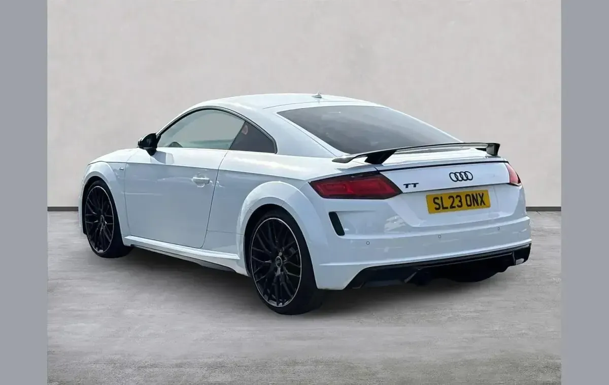 Begagnad Audi TT Black Edition 197 HK (144 kW) 2023 Vit Sportkupé