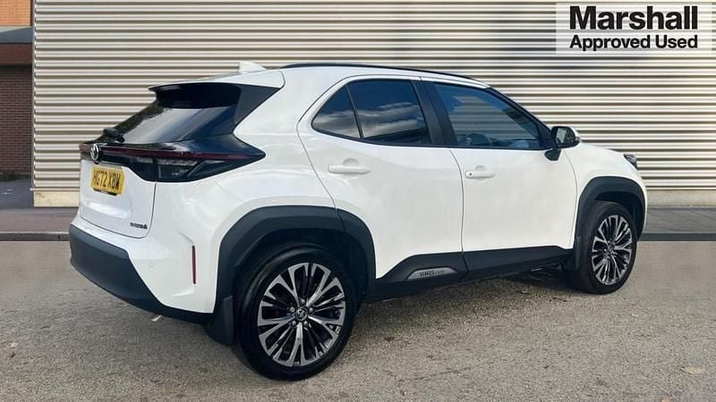 Used Toyota Yaris Hybrid 116 HP (85 kW) 2023 Pure white (solid paint) Estate