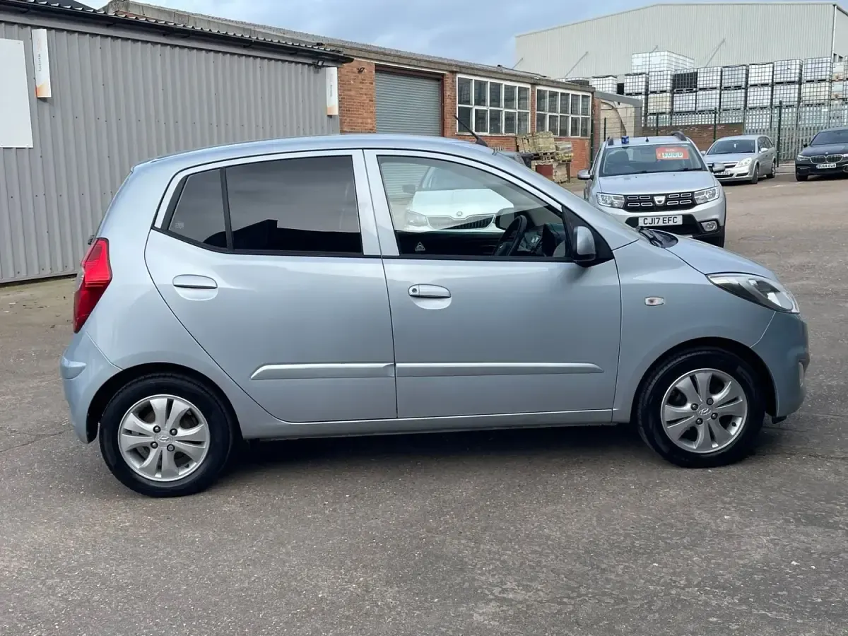 Usado Hyundai i10 Active 85 HP (62 kW) 2012 Prateado Citadino