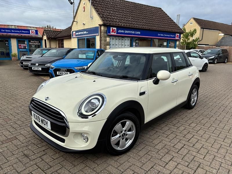 White Used 2019 Mini Cooper Classic Hatchback | £12,499 (Good price) - Image 1/4