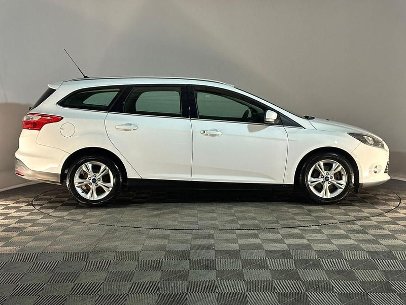 Used Ford Focus Zetec 115 HP (84 kW) 2014 White Estate