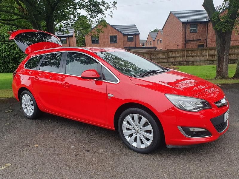 Red Used 2015 Vauxhall Astra Elite Estate | £2,695 (Fair price) - Image 1/4