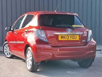 Used Toyota Yaris Hybrid T4 101 HP (74 kW) 2013 Red Hatchback