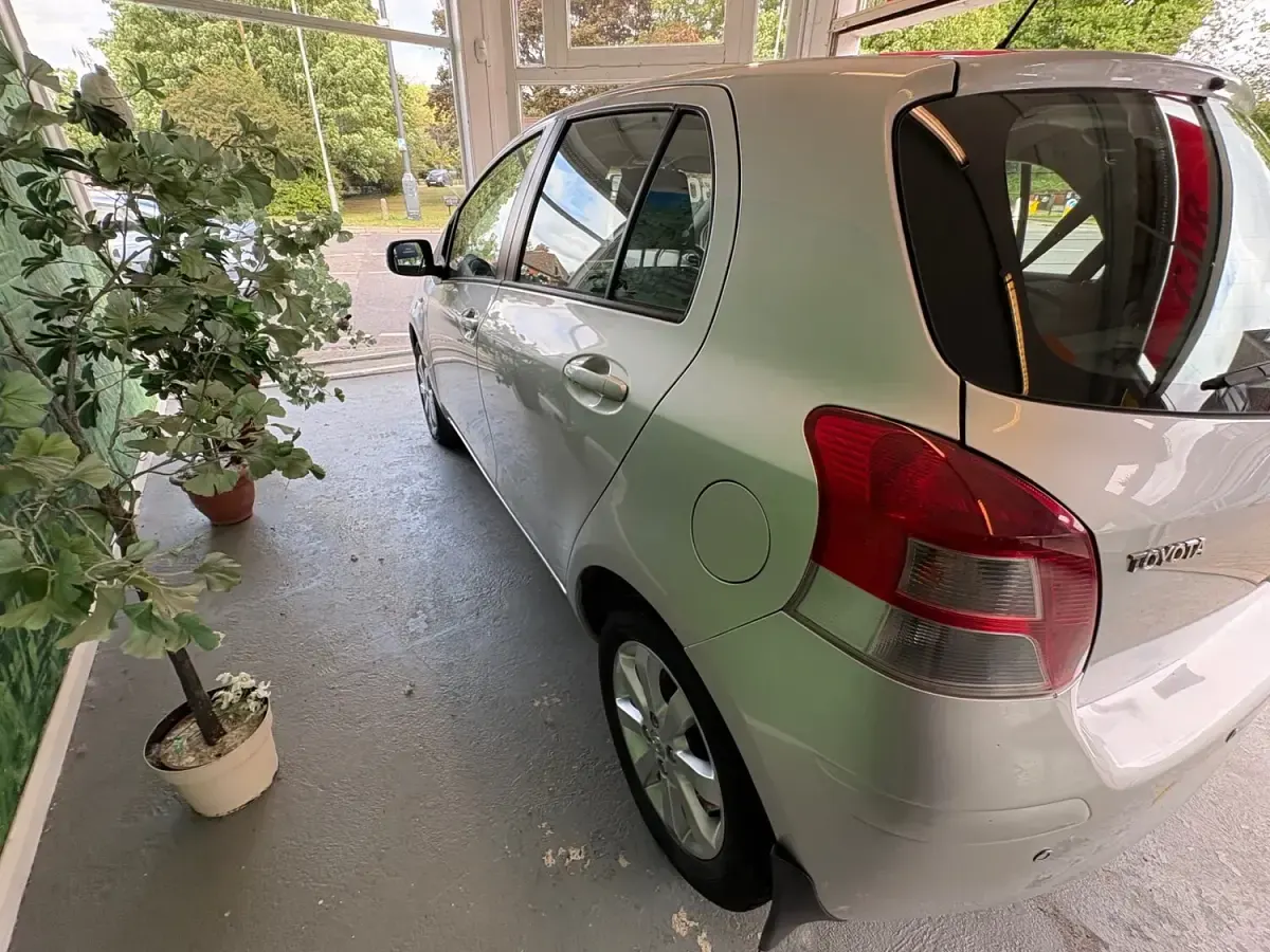Used Toyota Yaris 69 HP (50 kW) 2011 Silver Hatchback