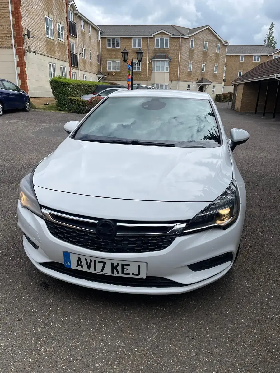 Used Vauxhall Astra SRi 150 HP (110 kW) 2017 White Hatchback